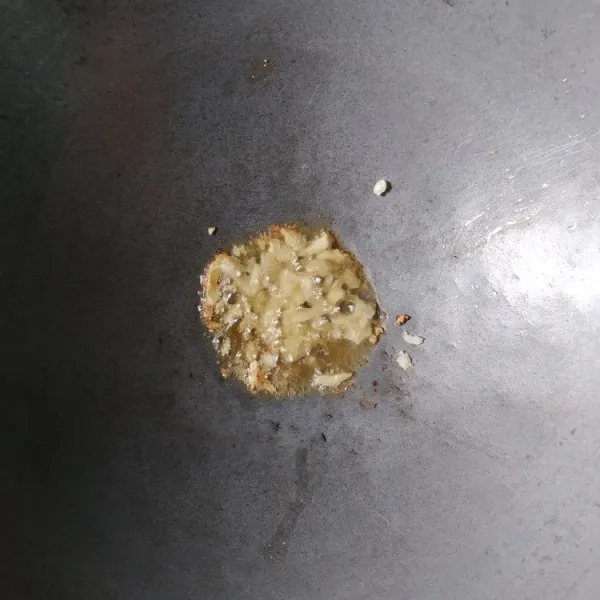 Tumis bawang putih sampai harum