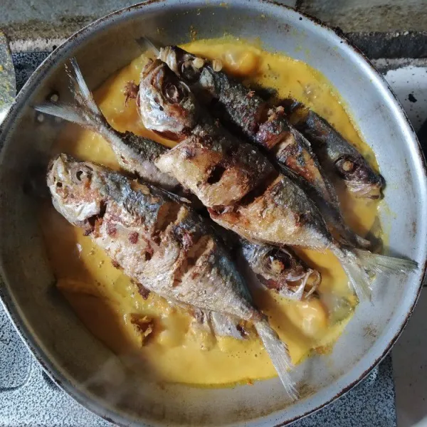 Bumbui dengan garam, gula, merica, koreksi rasa, masukkan ikan kembung