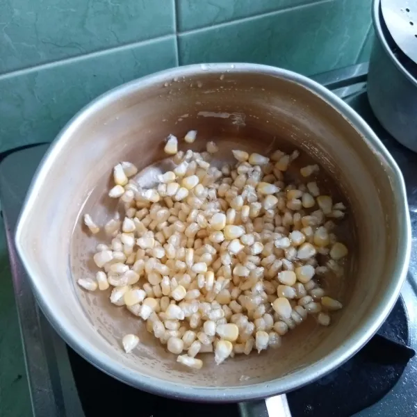 Rebus jagung sampai empuk, tiriskan.