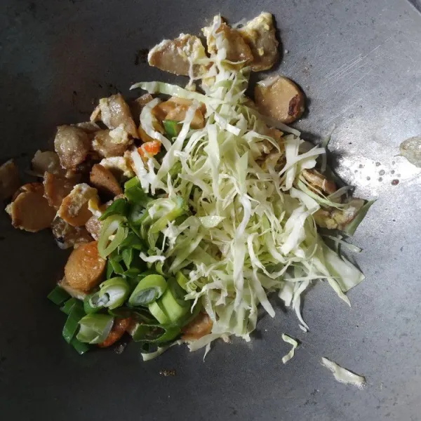 Masukkan kobis dan daun bawang, masak hingga kobis layu