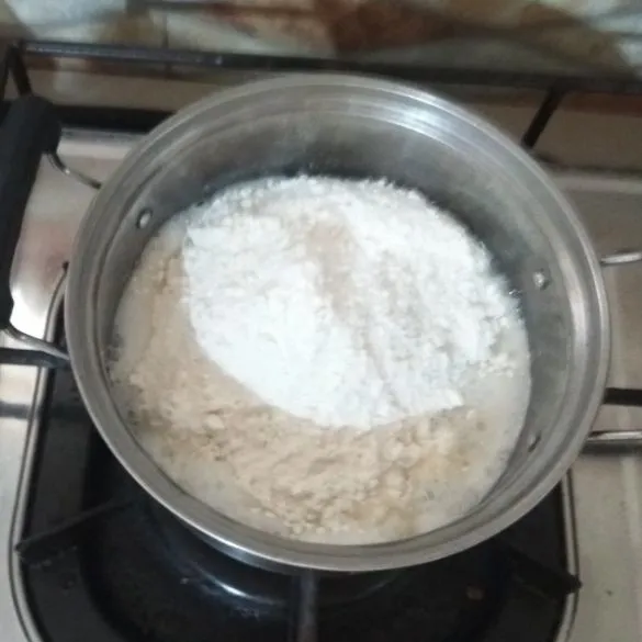 Masukkan air, kaldu bubuk, gula pasir dan vetcin ke dalam panci. Setelah mendidih, masukkan terigu. Aduk cepat hingga tepung nenggumpal. Angkat. Biarkan hingga uap panasnya hilang.