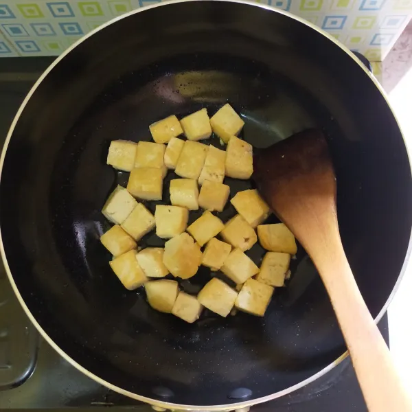 Panaskan wajan dengan ditambahkan minyak goreng secukupnya. Tunggu sampai minyak goreng bener-bener panas. Lalu goreng tahu sampai berkulit dan matang, lalu angkat dan tiriskan.