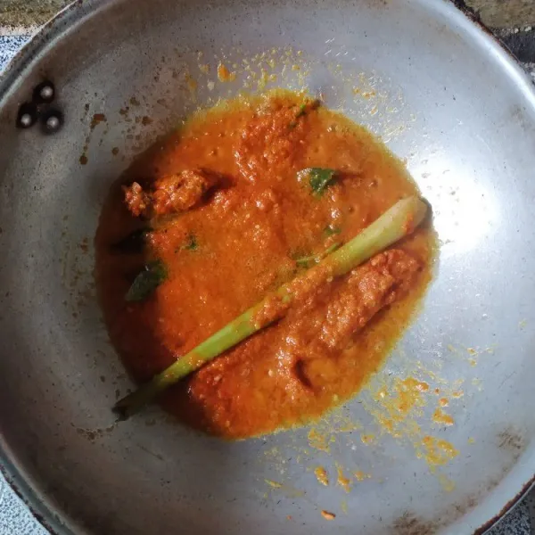 Tumis bumbu halus dan bumbu pelengkap hingga matang dan tanak