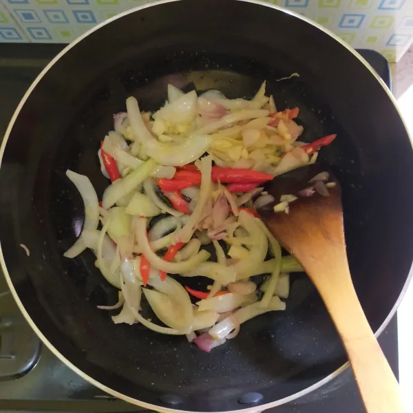 Tumis bawang bombai, bawang merah, bawang putih dan cabai hingga matang dan harum.