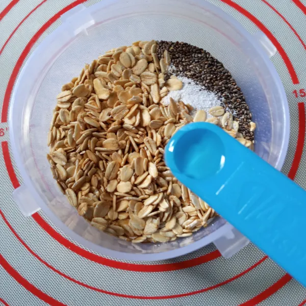 Dalam wadah berpenutup masukkan rolled oats, chia seeds, himsalt, gula diet dan vanila ess.