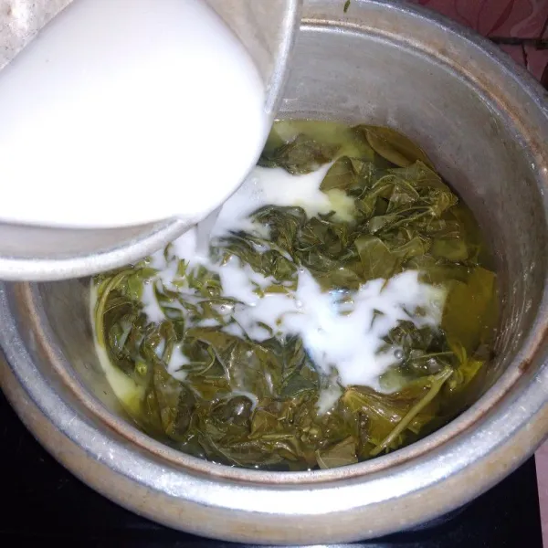 Masak lagi daun singkong bersama santan cair