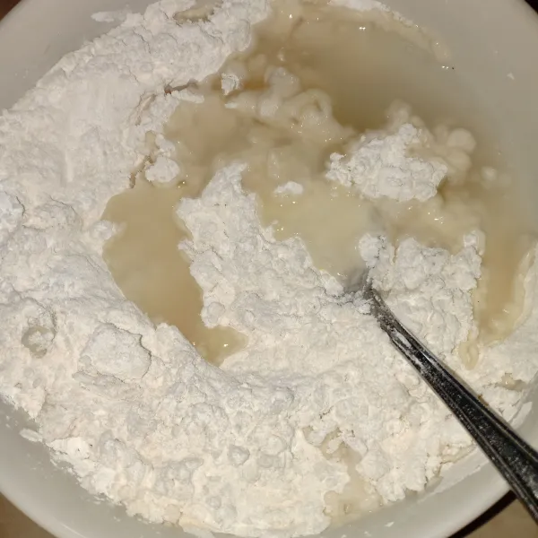 Campurkan tepung sagu, tepung terigu, bawang putih bubuk, kaldu bubuk dan air panas jadi satu. Aduk sampai kalis atau bisa di bentuk.