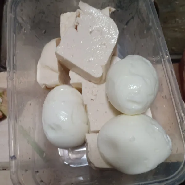 Siapkan tahu dan telur.