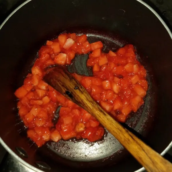 Buat strawberry compote, panaskan panci anti lengket, masukkan strawberry cincang, gula diet dan air, saat mulai mendidih masukkan perasan air jeruk nipis. Matikan api, sisihkan.