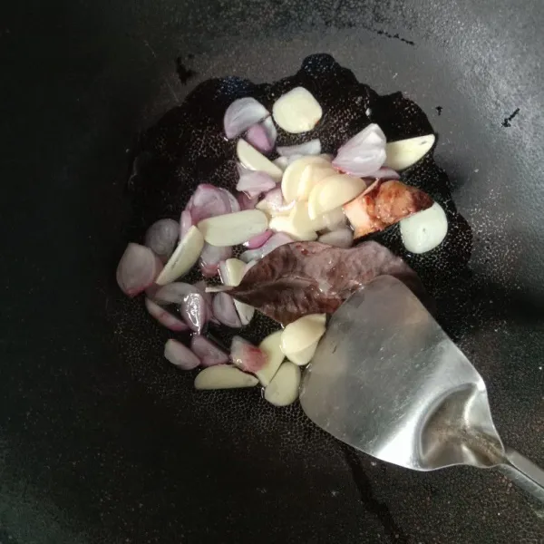 Tumis bawang putih, bawang merah, lengkuas dan salam sampai harum.