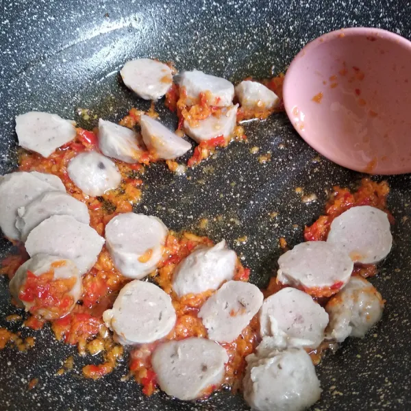 Masukkan bakso aduk rata