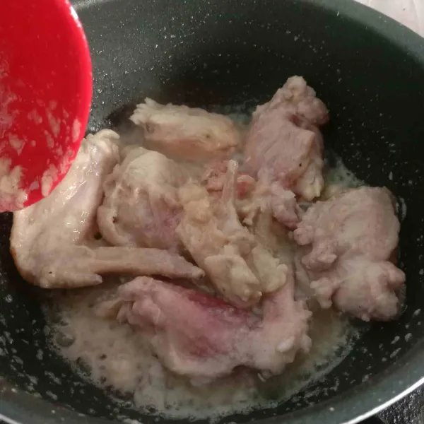 Masukkan ayam, masak hingga ayam pucat dan kaku