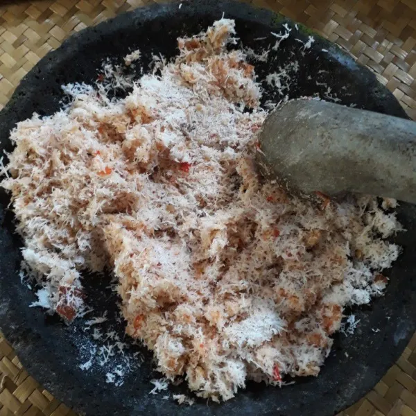 Campurkan kelapa parut dengan bumbu sambel. Lalu campur sambal kelapa dengan sayuran yang telah dirajang.