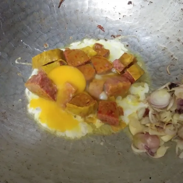 Masukan telur ayam di atas rolade, orak arik hingga telur matang