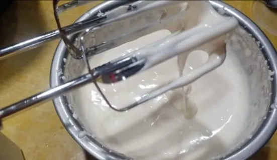 Mixer telur gula oval hingga putih berjejak