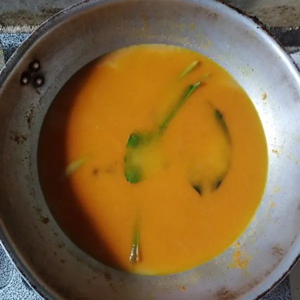 Masukkan santan dan air masak hingga mendidih sambil sesekali diaduk