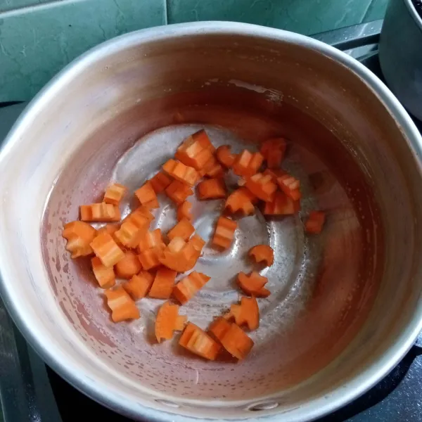 Rebus wortel sampai empuk, tiriskan.