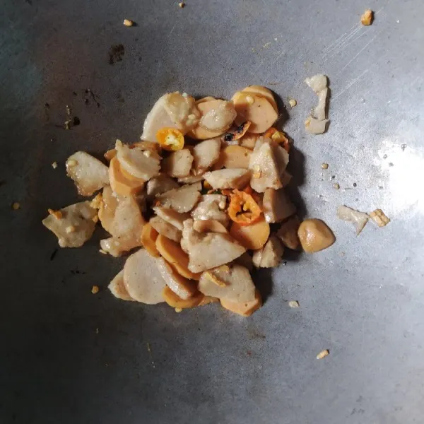 Masukkan bakso dan sosis, oseng sebentar