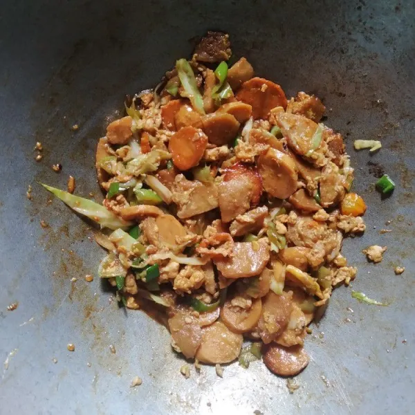 Tambahkan air, masukkan semua bumbu-bumbu, koreksi rasa, masak hingga kuah sat