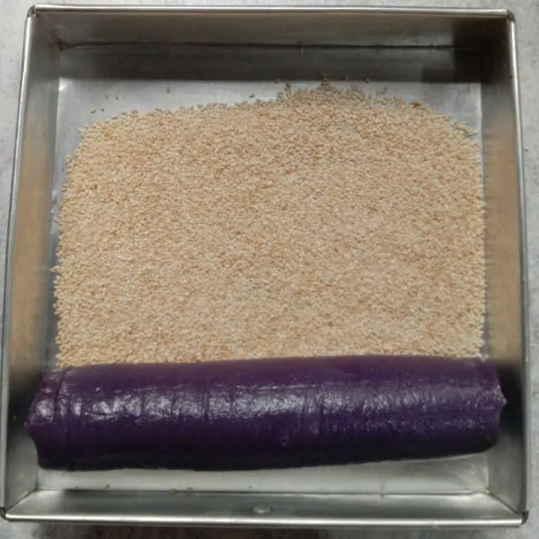 Gulingkan ke atas wijen sangrai