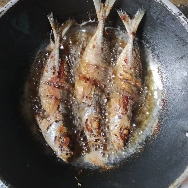 Goreng ikan hingga matang