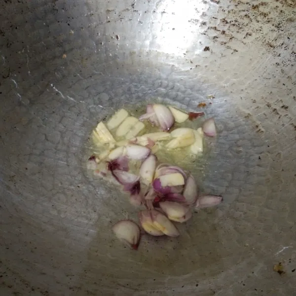 Tumis irisan bawang putih dan bawang merah hingga harum, sisihkan di pinggir wajan