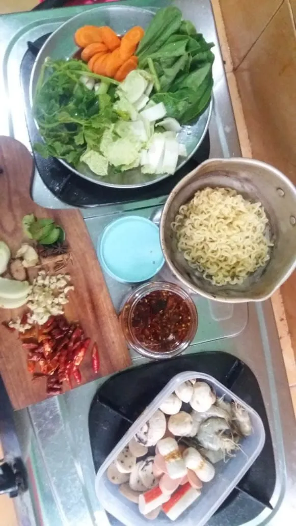 Step 1 Mie Seafood Mala Xiang Guo