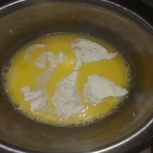 Celupkan ke dalam kocokan telur. Angkat.