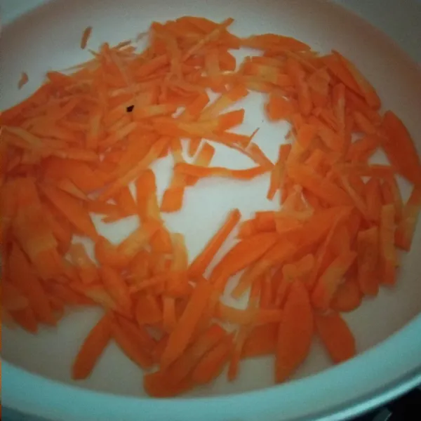 Rebus sebentar sayuran (wortel, kacang panjang, tauge dan bayam).