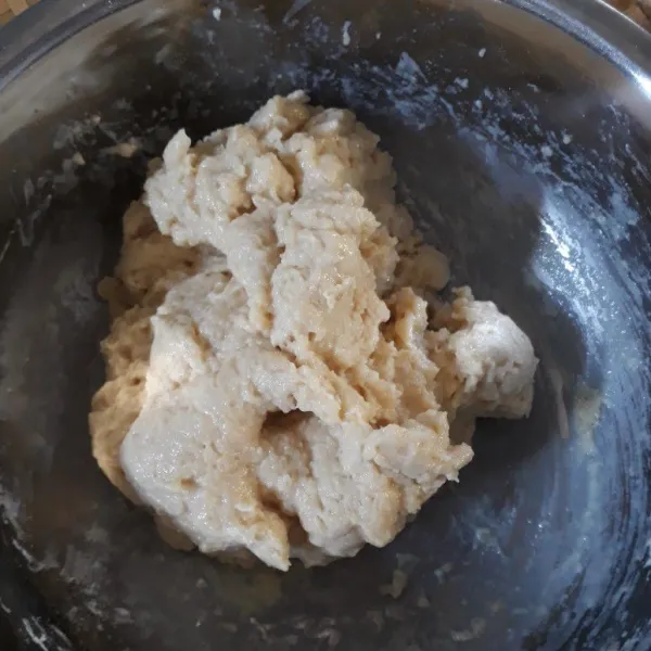 Uleni tepung terigu, ragi, gula, susu bubuk, telur dan susu cair hingga tercampur rata.