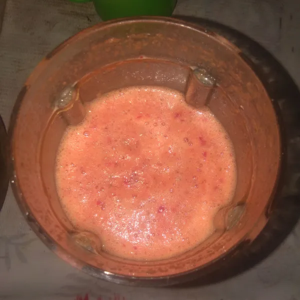 Haluskan bumbu, sisihkan.