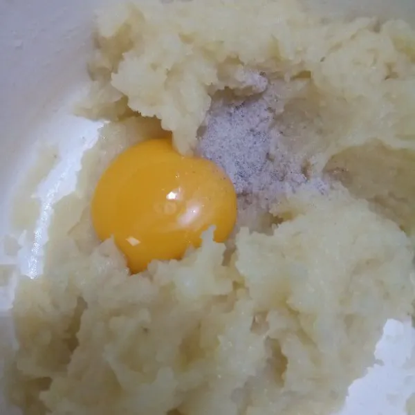 Tambahkan telur, merica bubuk dan garam.
