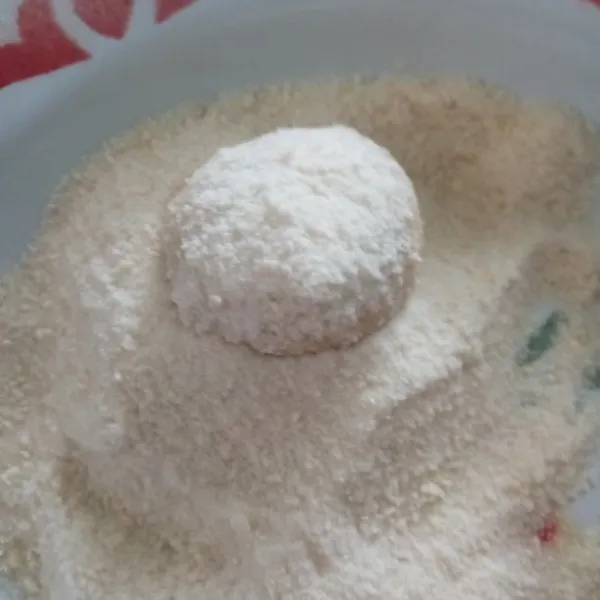 Celupkan ke adonan tepung basah kemudian ke tepung roti. Lakukan hingga adonan habis, sisihkan.