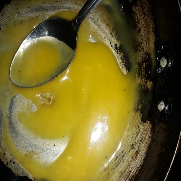 Lelehkan margarin dalam teflon lalu masukkan tepung terigu, aduk rata. Tambahkan sedikit air bila perlu.