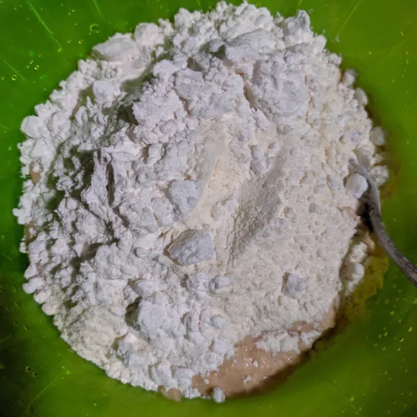 Tambahkan tepung tapioka, tepung terigu dan tepung serbaguna, aduk hingga merata.