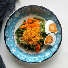 Sajikan sayuran rebus dan sambal kelapa di atas piring saji. Tambahkan telur rebus sebagai pelengkap. Selamat mencoba.