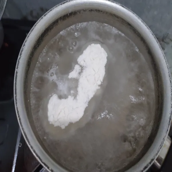 Campur bahan agar-agar sambil diaduk rata.