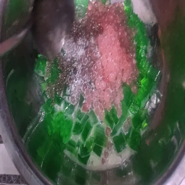 Potong kotak agar-agar tadi lalu campur dengan sagu mutiara dan bahan pelengkap, aduk-aduk.
