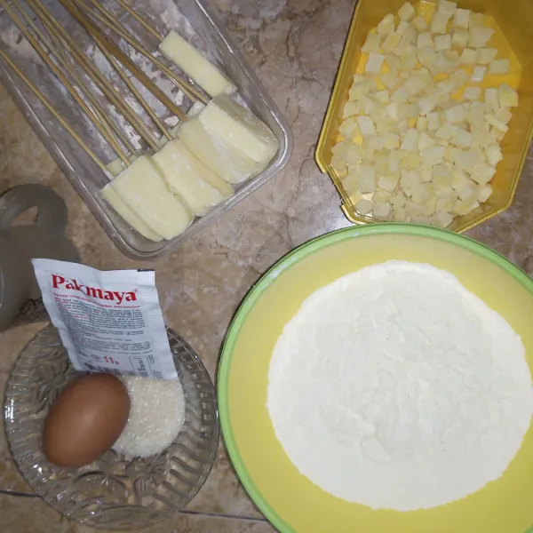 Siapkan semua bahan yang digunakan. Potong mozzarella ±5cm, simpan di dalam freezer. Potong kentang berbentuk dadu kecil.