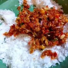 Campur bumbu halus dengan kelapa parut.