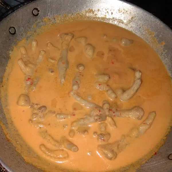 Masukkan ceker ayam. Masak sampai mendidih dan koreksi rasa.