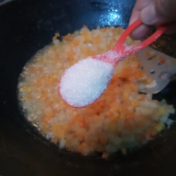 Tambahkan garam, gula putih, merica bubuk dan penyedap rasa. Aduk rata, tes rasa.