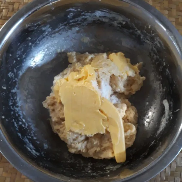 Tambahkan margarin dan garam, uleni hingga kalis elastis lalu tutup adonan dan biarkan mengembang.