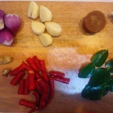 Siapkan bumbu-bumbu. Haluskan dengan diuleg atau diblender.