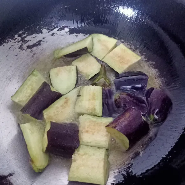 Cuci terong potong sesuai selera lalu goreng ½ matang, sisihkan.