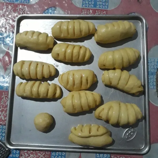 Biarkan adonam roti kembali mengembang. Setelah mengembang oles dengan susu cair, lalu oven hingga matang.