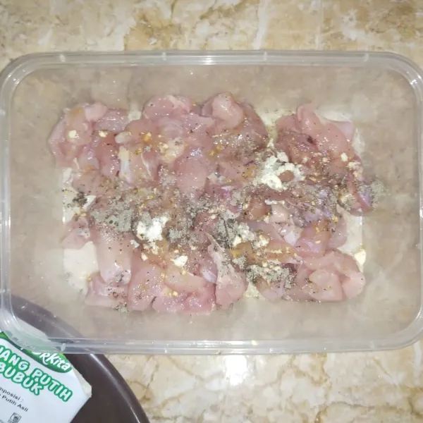 Potong dada ayam bentuk dadu sesuai selera. Marinasi dengan garam, lada, bawang putih bubuk dan jeruk nipis. Marinasi ± 30menit.