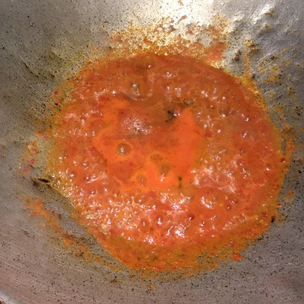 Tumis bumbu sampai harum dan tanak.
