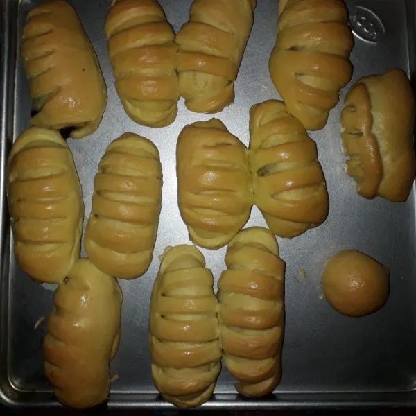 Setelah matang, keluarkan dari oven dan langsung oles dengan margarin.