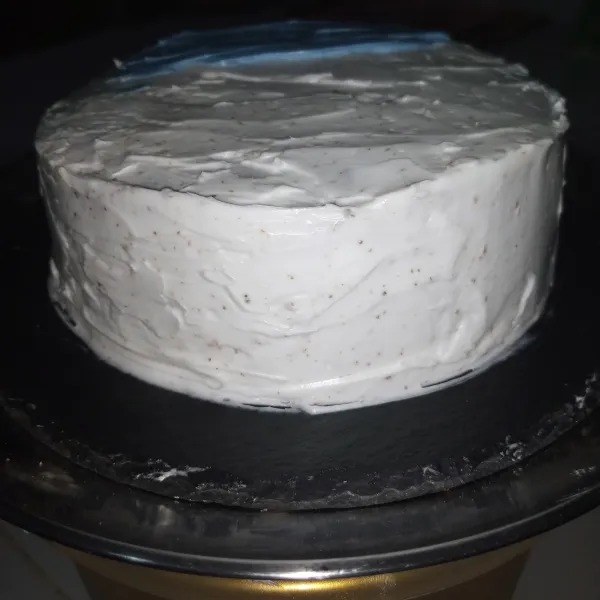 Olesi butter cream pada seluruh permukaan cake.